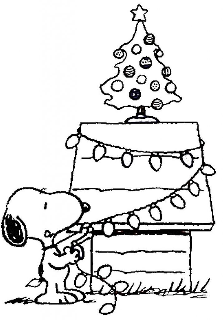 Desenho do Snoopy Decorando Suá Casa para o Natal para Colorir